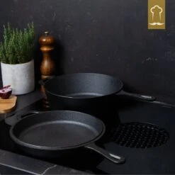 Chefarone Gietijzeren Pan - 2-in-1 Braadpan Inclusief Deksel - Geschikt Voor Alle Warmtebronnen -Huis Keuken 1200x1200 1054