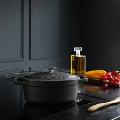 Gietijzeren Braadpan - Sudderpan Zwart Van Daumonet - Ovaal - Ø 29 Cm - 3 Liter - 100% PFAS & PFOA Vrij - Emaille - Geschikt Voor Alle Warmtebronnen - Elektrisch - Gas - Halogeen - Inductie - Keramisch - Vaatwasserbestendig -Huis Keuken 1200x1200 1103