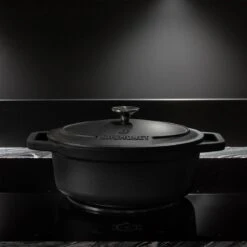 Gietijzeren Braadpan - Sudderpan Zwart Van Daumonet - Ovaal - Ø 29 Cm - 3 Liter - 100% PFAS & PFOA Vrij - Emaille - Geschikt Voor Alle Warmtebronnen - Elektrisch - Gas - Halogeen - Inductie - Keramisch - Vaatwasserbestendig -Huis Keuken 1200x1200 1104