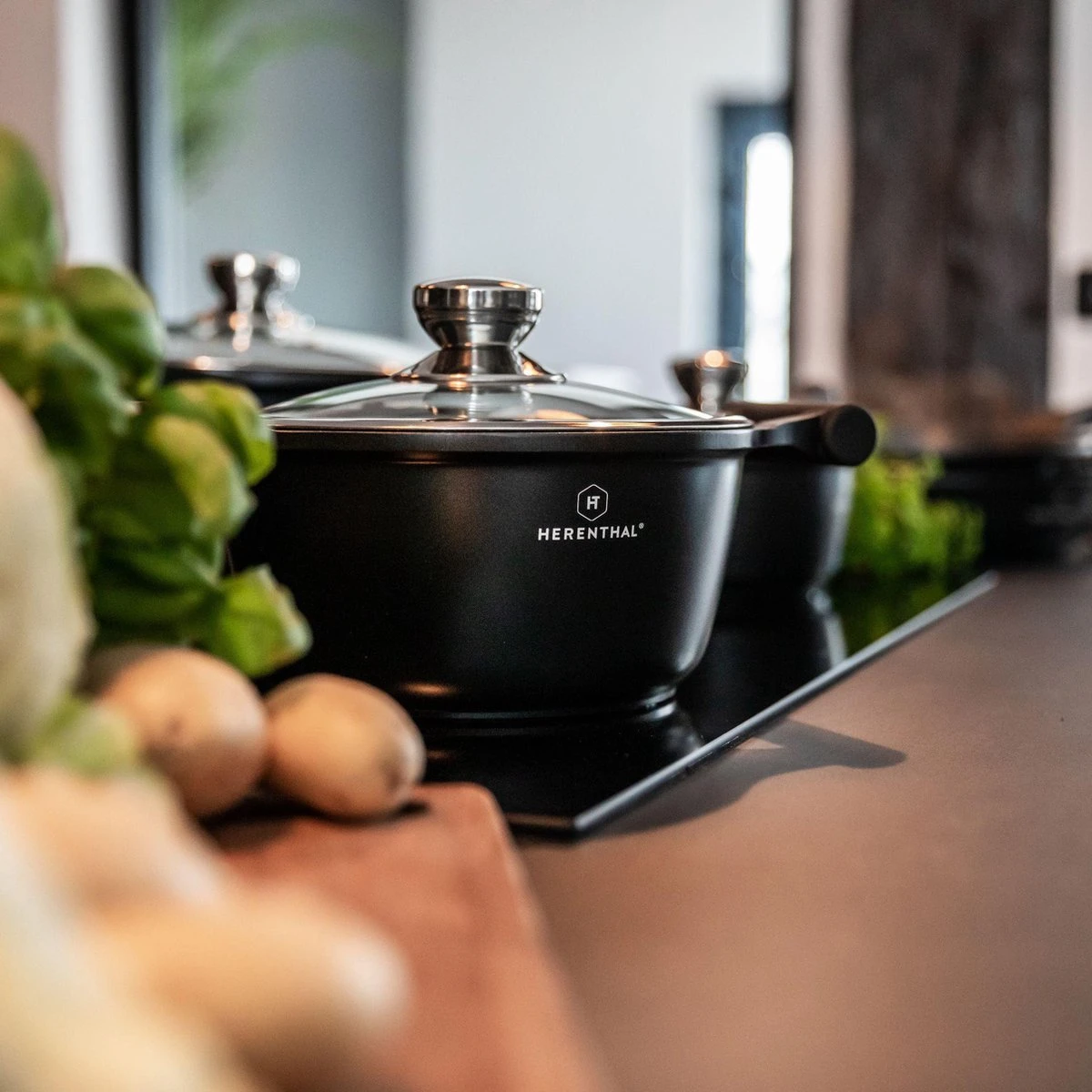 Herenthal Inductie Pannenset - Luxe 10-delige Koekenpanset - Voor Alle Warmtebronnen - Met Glazen Deksels En Koudgrepen - Zwart 7 Herenthal Inductie Pannenset - Luxe 10-delige Koekenpanset - Voor Alle Warmtebronnen - Met Glazen Deksels En Koudgrepen - Zwart - Afbeelding 7