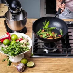 KitchenAid Classic Forged Aluminium Wok ø28cm - Zwart - Inductie - Anti-aanbak -Huis Keuken 1200x1200 291