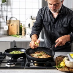 KitchenAid Classic Forged Aluminium Wok ø28cm - Zwart - Inductie - Anti-aanbak -Huis Keuken 1200x1200 292