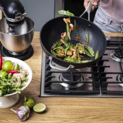 KitchenAid Hard Geanodiseerd Aluminium Wok ø30cm - Zwart - Inductie - Anti-aanbak -Huis Keuken 1200x1200 305