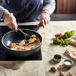 Demeyere Alu Classico 3 Wokpan – Inductie – Ceraforce Keramische Antikleeflaag – 28 Cm – PTFE En PFAS Vrij -Huis Keuken 1200x1200 316