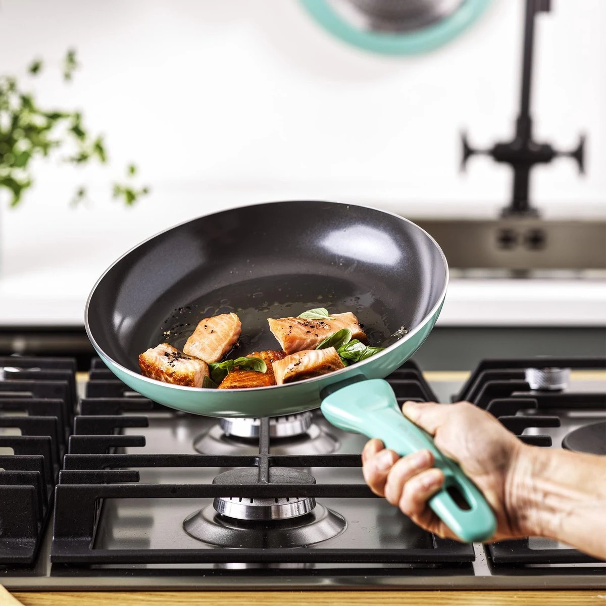 VitaVerde Expert Koekenpannenset Ø 20cm + Ø 24cm + Ø 28cm - Turquoise - Inductie - PFAS-vrij 6 VitaVerde Expert Koekenpannenset Ø 20cm + Ø 24cm + Ø 28cm - Turquoise - Inductie - PFAS-vrij - Afbeelding 6