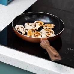 Nuovva Koperen Koekenpan - Keramische Antikleeflaag – Houten Handvat Koekenpan - Ø 24 Cm Inductie - PTFE-vrij -Huis Keuken 1200x1200 564