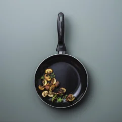 VitaVerde Expert Koekenpannenset Ø 24cm + Ø 28cm - Zwart - Inductie - PFAS-vrij 19 VitaVerde Expert Koekenpannenset Ø 24cm + Ø 28cm - Zwart - Inductie - PFAS-vrij -Huis Keuken 1200x1200 603