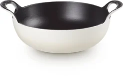 Le Creuset Gietijzeren Balti-pan In Meringue 24 Cm 2,7l -Huis Keuken 1200x747 1