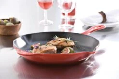 Le Creuset - Gietijzeren Ronde Skillet In Kersenrood 23cm -Huis Keuken 1200x799 109