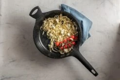 Sola Hapjespan Fair Cooking - Ø 28 Cm - Zwart/wit - Aluminium - Antiaanbaklaag 11 Sola Hapjespan Fair Cooking - Ø 28 Cm - Zwart/wit - Aluminium - Antiaanbaklaag -Huis Keuken 1200x799 97