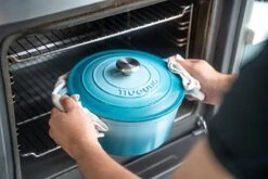 Nuovva Gietijzeren Braadpan Antiaanbaklaag Met Deksel - Sudderpan Blauw - Rond - Ø24 Cm - 4,7 Liter - 100% PFAS & PFOA Vrij - Geschikt Voor Alle Warmtebronnen - Elektrisch - Gas - Halogeen - Inductie – Keramisch -Huis Keuken 1200x800 210