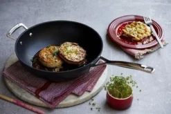 Le Creuset Wokpan - Met Steel - Les Forgées TNS - ø 26 Cm / 3.4 Liter - Standaard Anti-aanbaklaag 6 Le Creuset Wokpan - Met Steel - Les Forgées TNS - ø 26 Cm / 3.4 Liter - Standaard Anti-aanbaklaag -Huis Keuken 1200x800 68