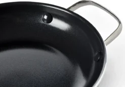 Dagelijkse Kost Door Jeroen Meus - Koekenpan ø24cm - Inductie - Anti-aanbak - PFAS-vrij 11 Dagelijkse Kost Door Jeroen Meus - Koekenpan ø24cm - Inductie - Anti-aanbak - PFAS-vrij -Huis Keuken 1200x839