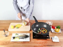 Cheffinger Wokpan Met Deksel - 32cm - Zwart - Pan - Keukenaccessoires -Huis Keuken 1200x892 2