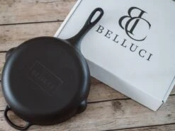 Belluci - Ø26cm - Koekenpan - Skillet + Deksel Geëmailleerde Gietijzeren Pan Voor BBQ En Inductie Incl. Accessoires - Hapjespan - Braadpan -Huis Keuken 1200x899 26