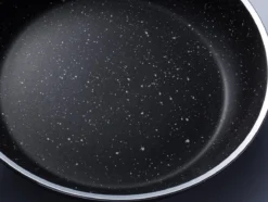 Sola Wokpan Stonehenge - Ø 28 Cm - Zwart/wit - Aluminium - Antiaanbaklaag 8 Sola Wokpan Stonehenge - Ø 28 Cm - Zwart/wit - Aluminium - Antiaanbaklaag -Huis Keuken 1200x906 10