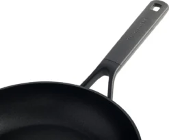 KitchenAid Classic Forged Aluminium Wok ø28cm - Zwart - Inductie - Anti-aanbak -Huis Keuken 1200x997 1
