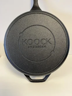Koock Amsterdam® Skillet Gietijzer - Koekenpan - Geschikt Voor Alle Warmtebronnen Incl. BBQ En Inductie 12 Koock Amsterdam® Skillet Gietijzer - Koekenpan - Geschikt Voor Alle Warmtebronnen Incl. BBQ En Inductie -Huis Keuken 899x1200 6